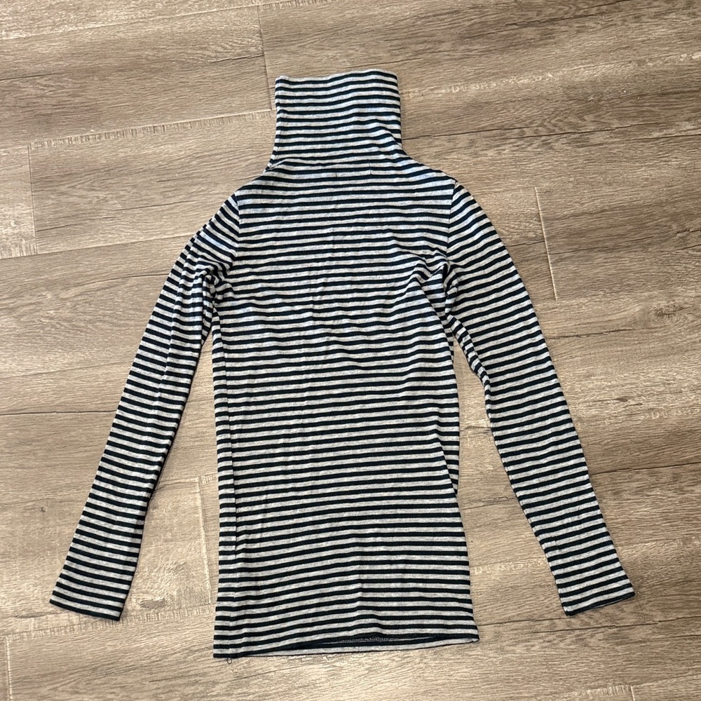 Club Monaco Navy & Gray Striped Long Sleeve Turtleneck